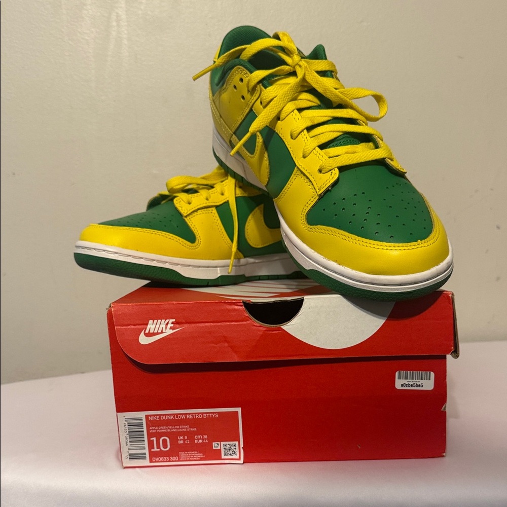 Nike Low-Top Sneakers in Yellow and Green